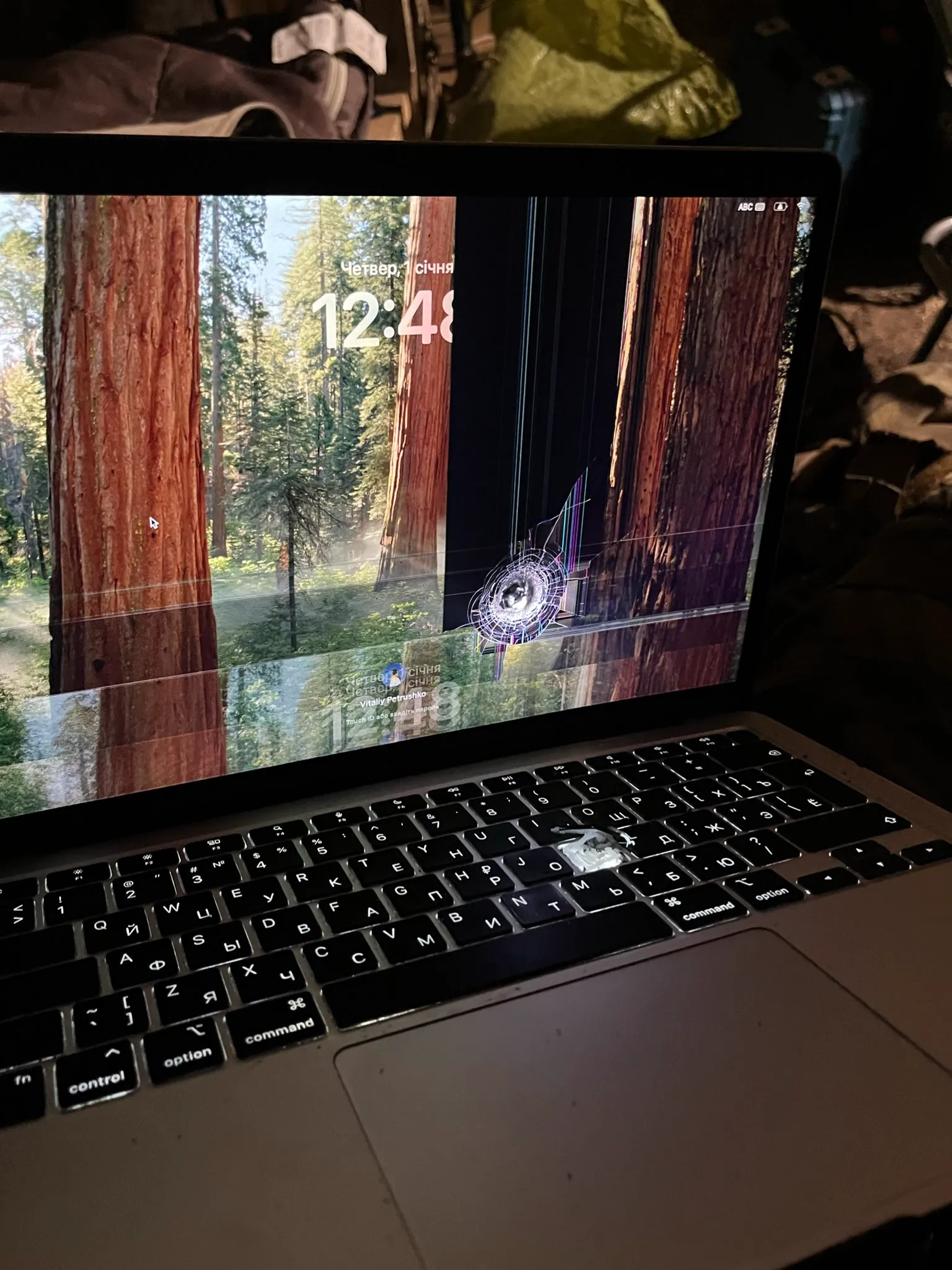 MacBook Air con M1 que recibió un fragmento de metralla que atravesó su pantalla