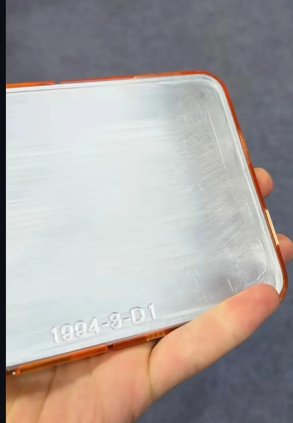 Supuesta funda de un supuesto iPhone plegable, fabricada por una empresa turca