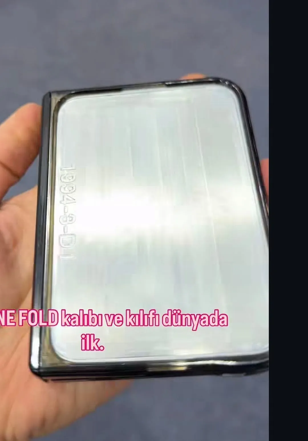 Supuesta funda de un supuesto iPhone plegable, fabricada por una empresa turca