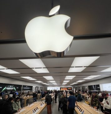 Apple Store de Westfield Parquesur con un enorme logo de Apple