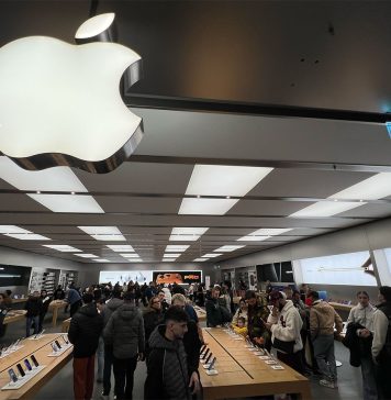 Apple Store de Westfield Parquesur con un enorme logo de Apple