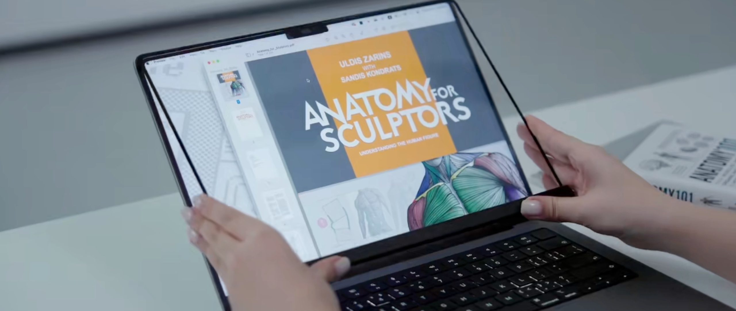 Accesorio de Intricuit que permite convertir una pantalla de MacBook en pantalla táctil