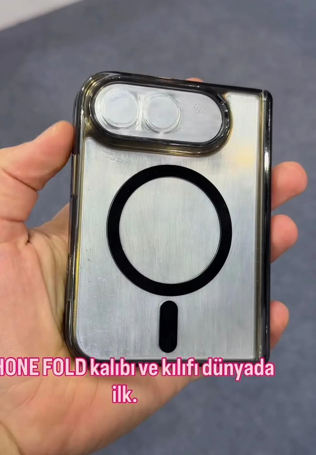 Supuesta funda de un supuesto iPhone plegable, fabricada por una empresa turca