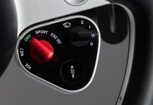 Botones del volante del Ferrari Luce, diseñados por Jonathan Ive en LoveFrom