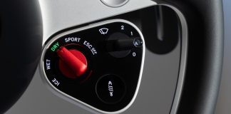 Botones del volante del Ferrari Luce, diseñados por Jonathan Ive en LoveFrom