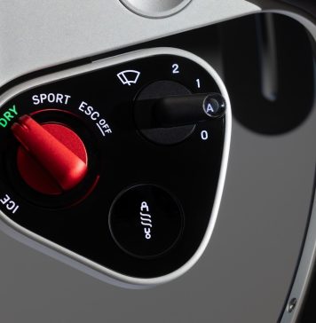 Botones del volante del Ferrari Luce, diseñados por Jonathan Ive en LoveFrom