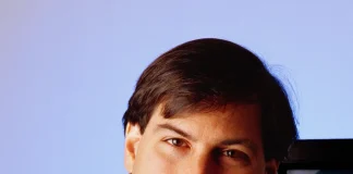 Steve Jobs sobre uno de los ordenadores de NeXT