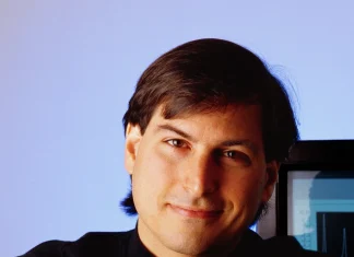 Steve Jobs sobre uno de los ordenadores de NeXT