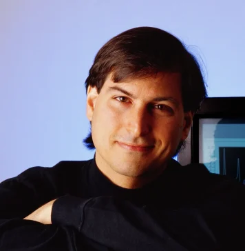 Steve Jobs sobre uno de los ordenadores de NeXT