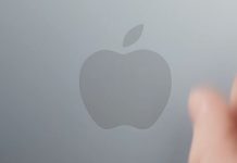 Tim Cook avisa que los anuncios de nuevos productos empiezan el lunes, muestra este vídeo Modificando un logo de Apple con toques sobre una superficie gris en un teaser de Tim Cook