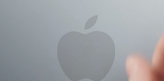 Modificando un logo de Apple con toques sobre una superficie gris en un teaser de Tim Cook