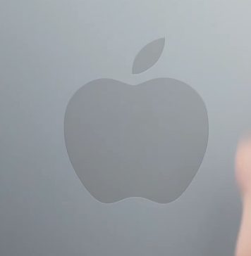 Modificando un logo de Apple con toques sobre una superficie gris en un teaser de Tim Cook